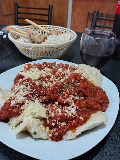 Ravioles Caseros con salsa y estofado